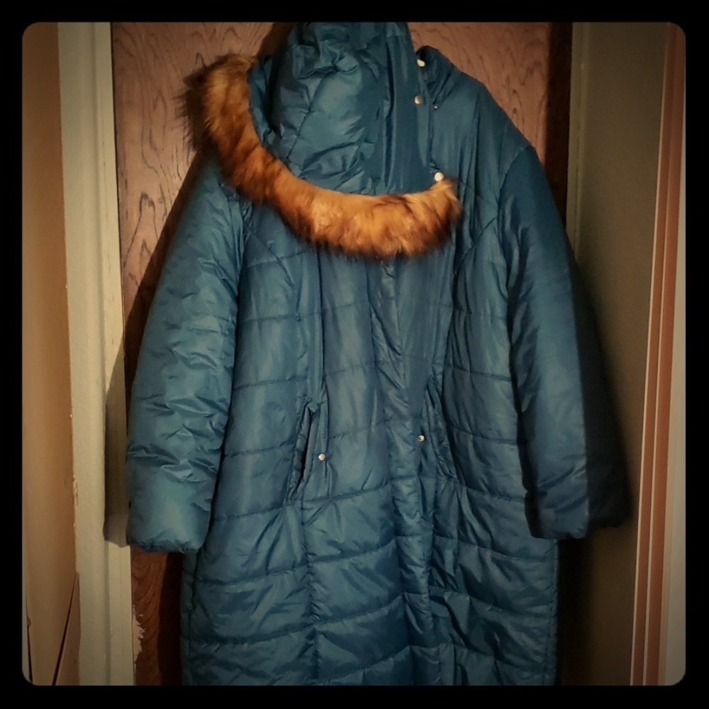 Puffy-filled  midi winter coat W detachable hood.